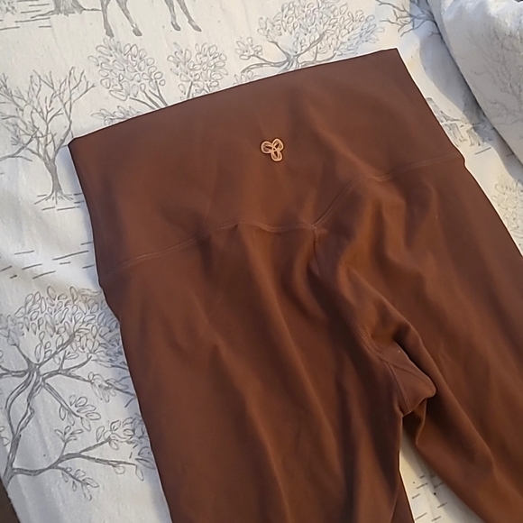 Aritzia TNA Cheeky Ankle Leggings (epicurean brown) - Picture 8 of 13